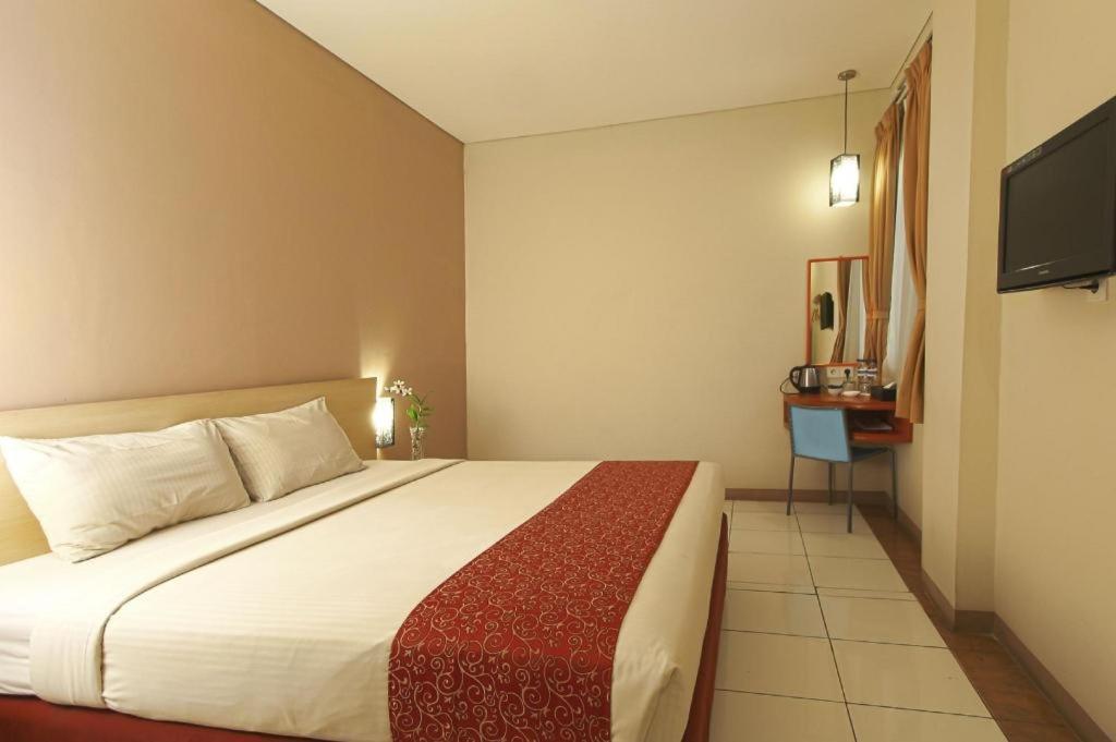 Hotel Marlin Pekalongan Managed By Dafam Exterior photo