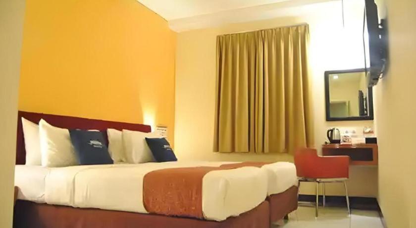 Hotel Marlin Pekalongan Managed By Dafam Exterior photo
